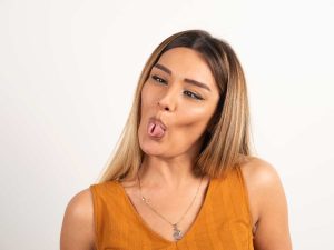 Enrollar la lengua en forma de U fue durante años un ejemplo clásico para explicar la herencia genética, aunque hoy la ciencia sabe que el proceso es más complejo. Foto: