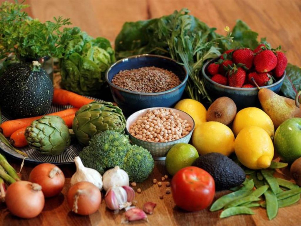 Una alimentación equilibrada, como la dieta mediterránea, es clave para perder peso de forma sostenible y cuidar la salud a largo plazo.