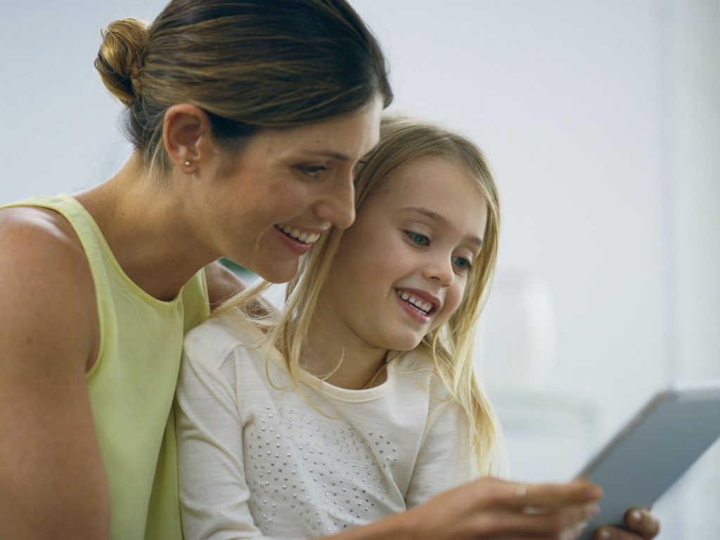 La confianza y el diálogo diario son claves para que los hijos naveguen seguros en internet desde la infancia.