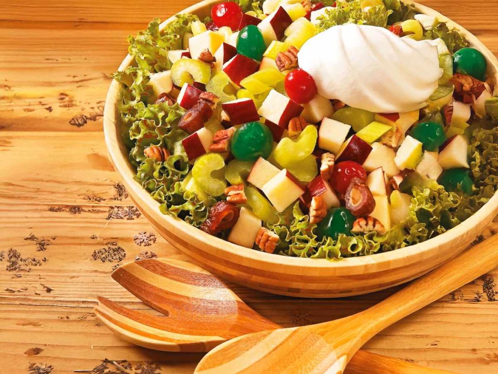 **Ensalada de manzana**Refrescante y crujiente, esta ensalada tradicional aporta el equilibrio justo entre dulce y ácido. Un clásico que nunca falla.