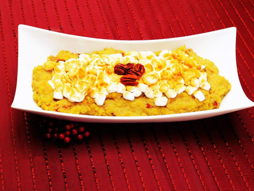 **Puré de camote con malvaviscos** Un toque dulce y cremoso que contrasta perfecto con carnes saladas. Ideal para darle calidez a tu cena navideña.