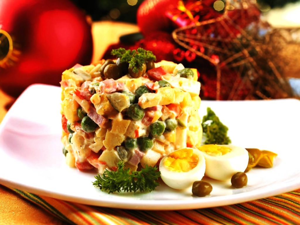 Ensalada Olivier con alcaparras. Sofisticada y deliciosa, ideal para lucirse en la mesa. Su mezcla de texturas y sabores encanta a todos.