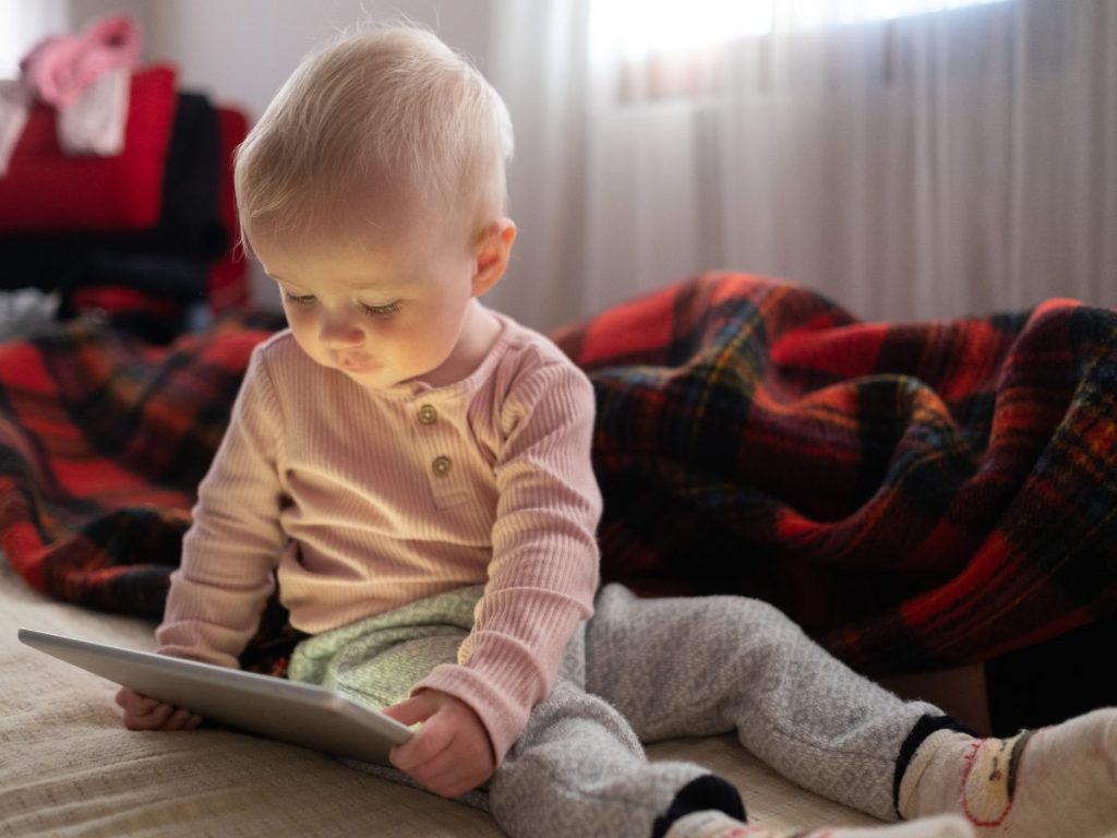 Las pantallas ya no son solo entretenimiento: también educan, acompañan y estimulan, pero requieren supervisión adulta para un desarrollo sano.