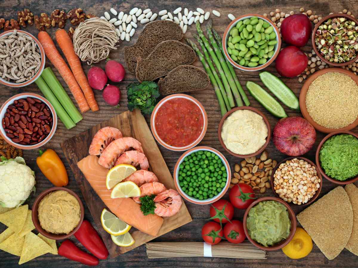 Incluir frutas, verduras, grasas saludables y frutos secos en tu dieta diaria puede ayudar a reducir el riesgo de deterioro cognitivo, según estudios recientes.