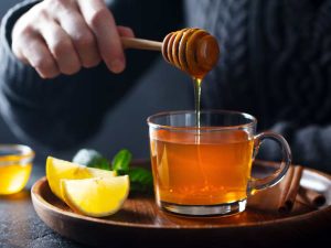 Las infusiones naturales pueden ayudar a aliviar el dolor de garganta y la irritación durante resfriados leves.
