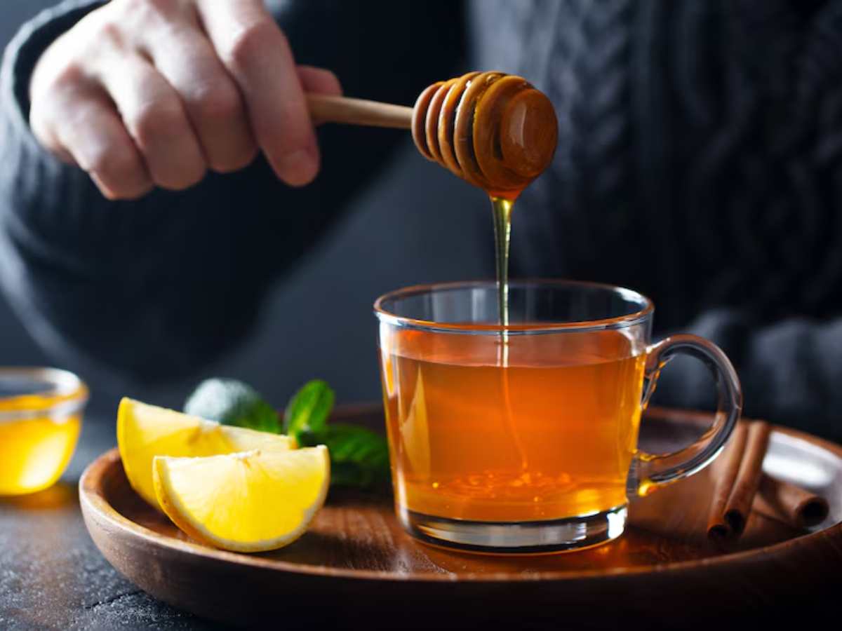 Las infusiones naturales pueden ayudar a aliviar el dolor de garganta y la irritación durante resfriados leves.