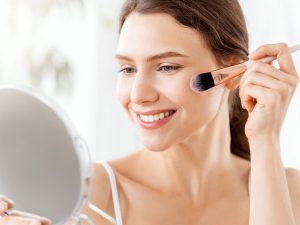 El maquillaje puede ser una pausa diaria de conexión personal, ideal para reconectar con tu energía y fortalecer tu autoestima.