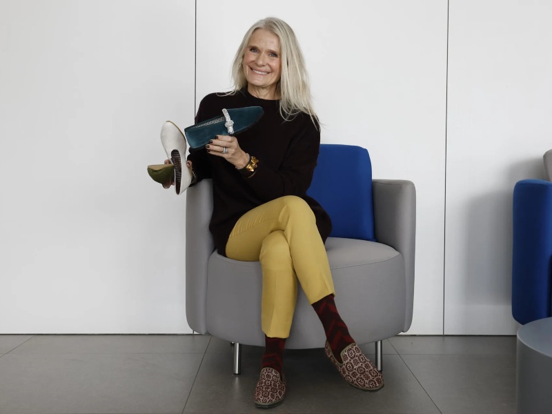 La fundadora de la empresa valenciana Muné, Laura Gallego, durante la entrevista en la que cuenta como ha adaptado las babuchas de los gondoleros venecianos en estilosas 'slippers' con suelas de neumático reciclado y una plantilla de gel interior que las hace antideslizantes y mullidas, y ha logrado incluso conquistar Japón, donde tiene un punto de venta fijo en la ciudad de Aichi.