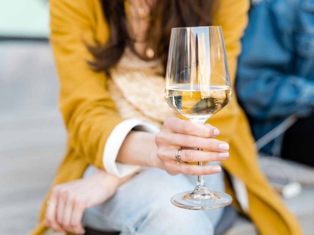 Las mujeres pueden sentir los efectos del alcohol más rápido e intensos, incluso con cantidades moderadas, debido a diferencias metabólicas y hormonales.