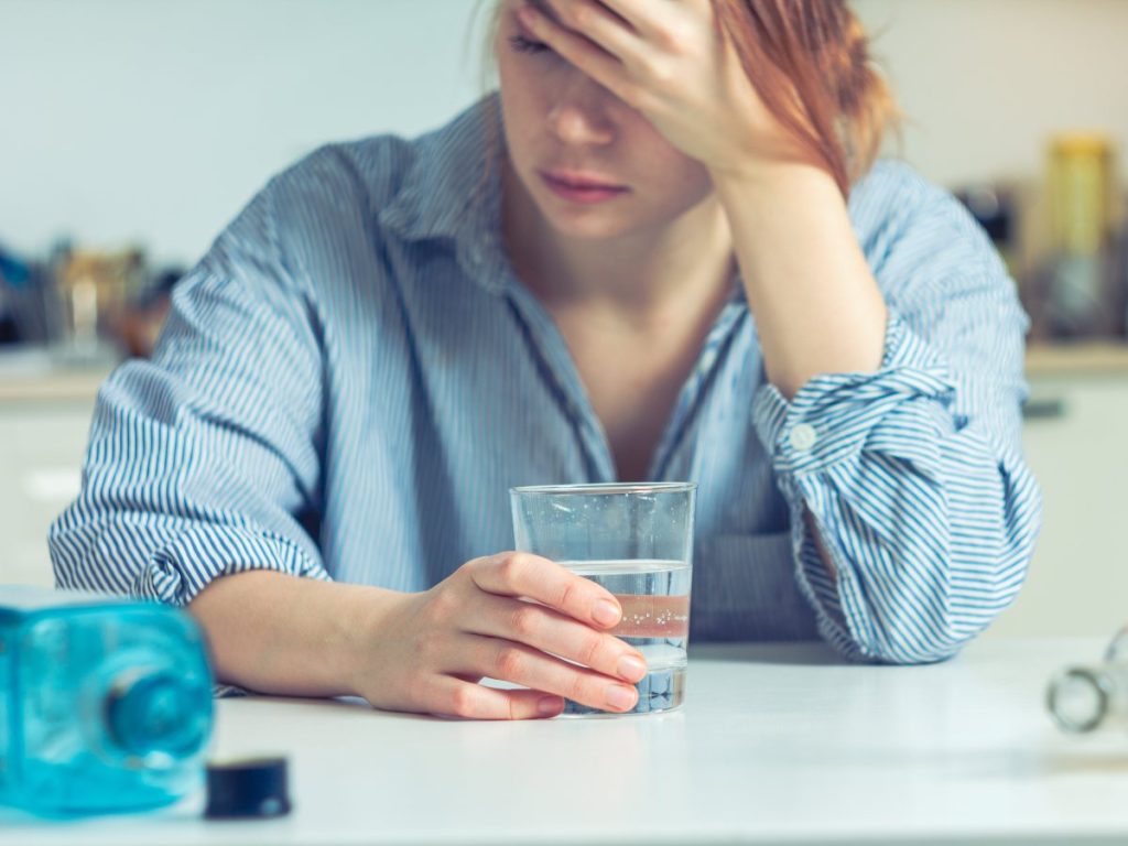 El alcohol actúa de forma distinta en el cerebro femenino, potenciando sensaciones de placer pero también aumentando el riesgo de adicción.