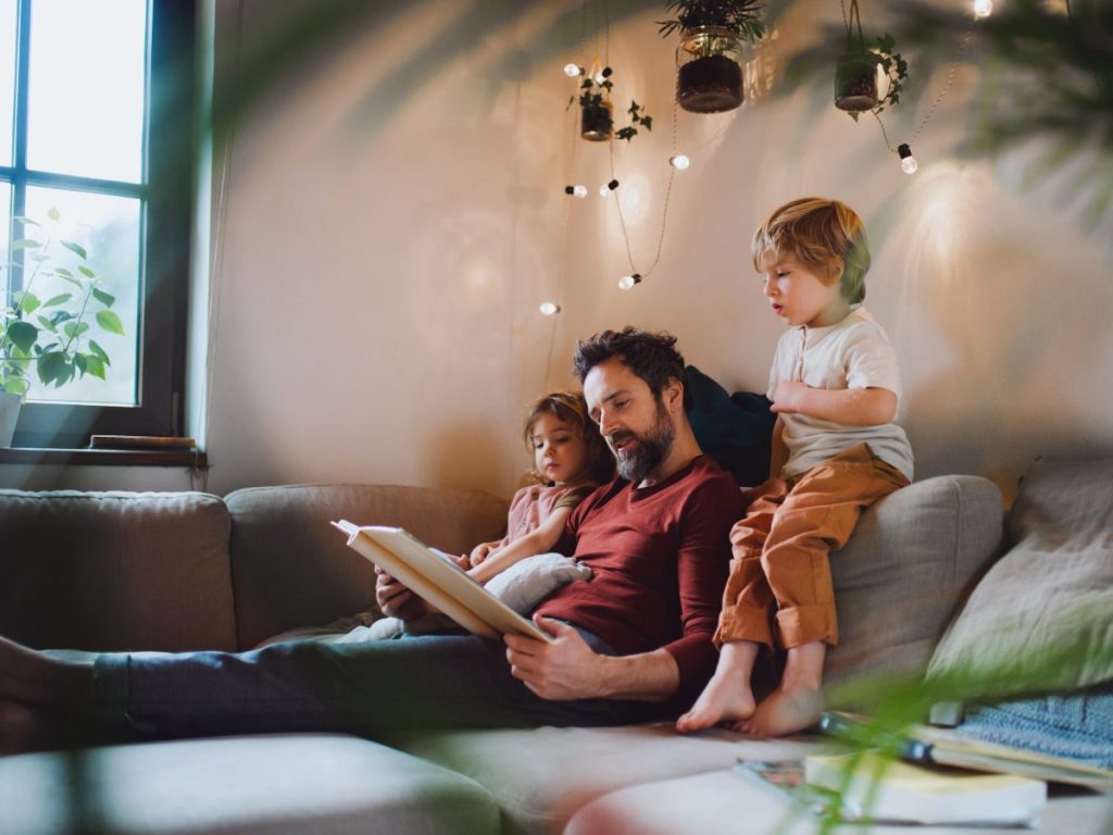Leer con tus hijos desde temprana edad fortalece su desarrollo emocional y protege su salud mental a futuro.
