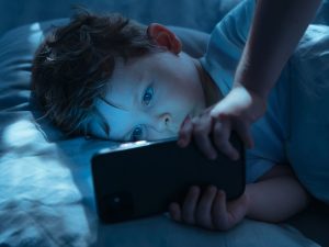La exposición temprana y prolongada a pantallas puede afectar la toma de decisiones y aumentar la ansiedad en la adolescencia.