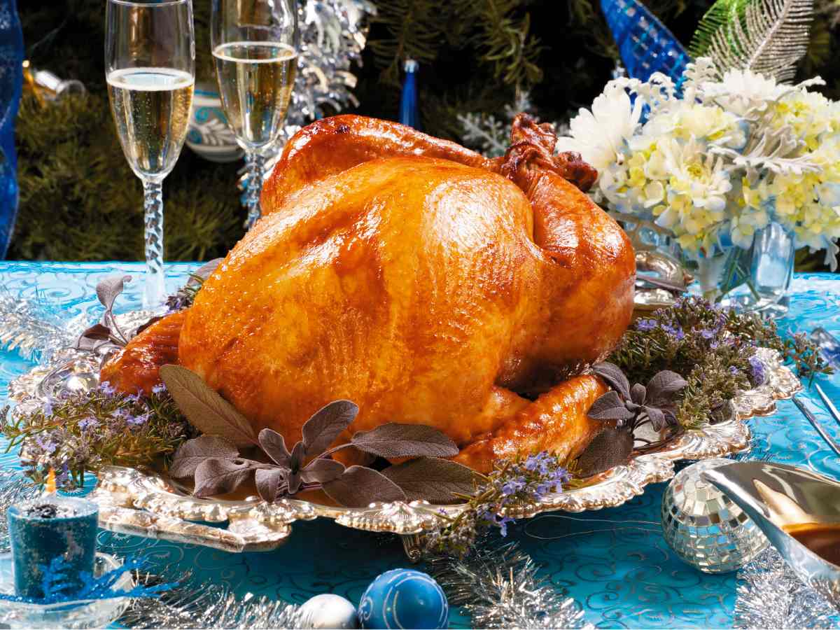 El pavo navideño es más que un platillo: es tradición, sabor y el centro de una mesa que une a la familia, esté donde esté.
