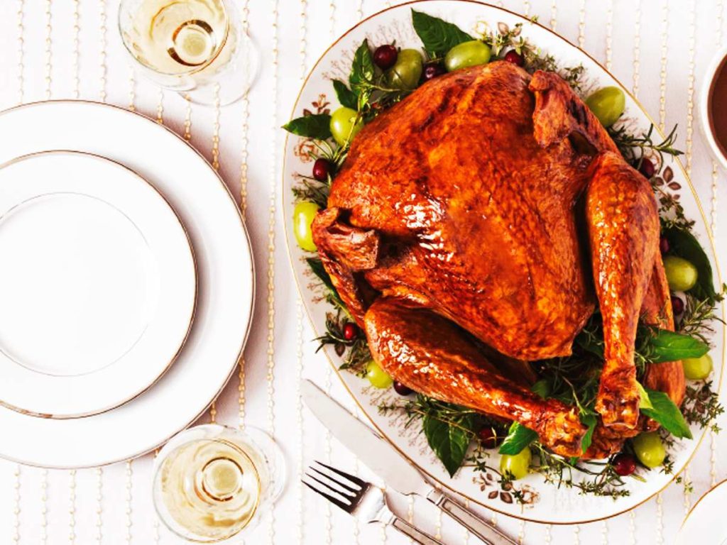 El pavo es el centro de la mesa navideña salvadoreña, dorado con paciencia y servido para compartir, reunir y celebrar en familia.