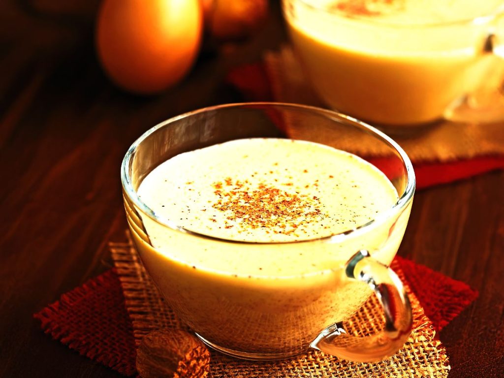 Ponche de huevo (eggnog).Clásico y reconfortante, ideal para quienes buscan una bebida cálida con un toque festivo.