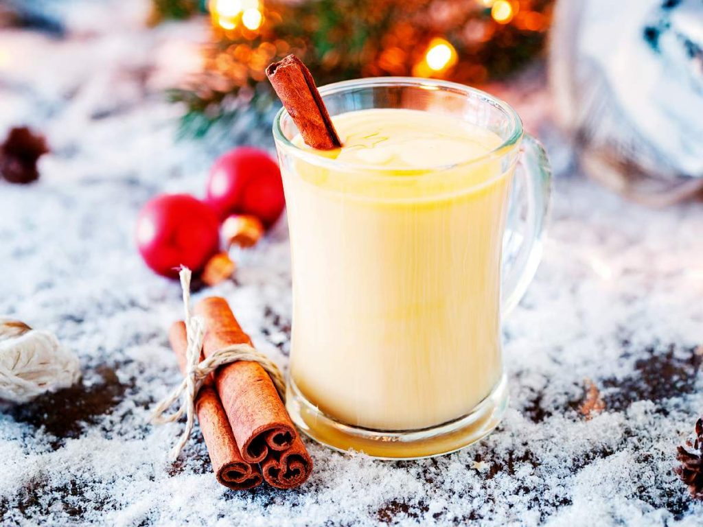 Ponche de piña y rompope. Un toque tropical y cremoso para brindar con alegría en la última noche del año.