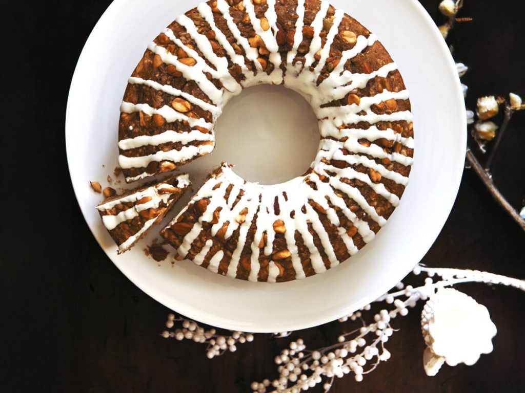 Especiada, con nueces y un glaseado delicado. Esta rosca es perfecta para acompañar un cafecito o regalar en una cajita con moño.