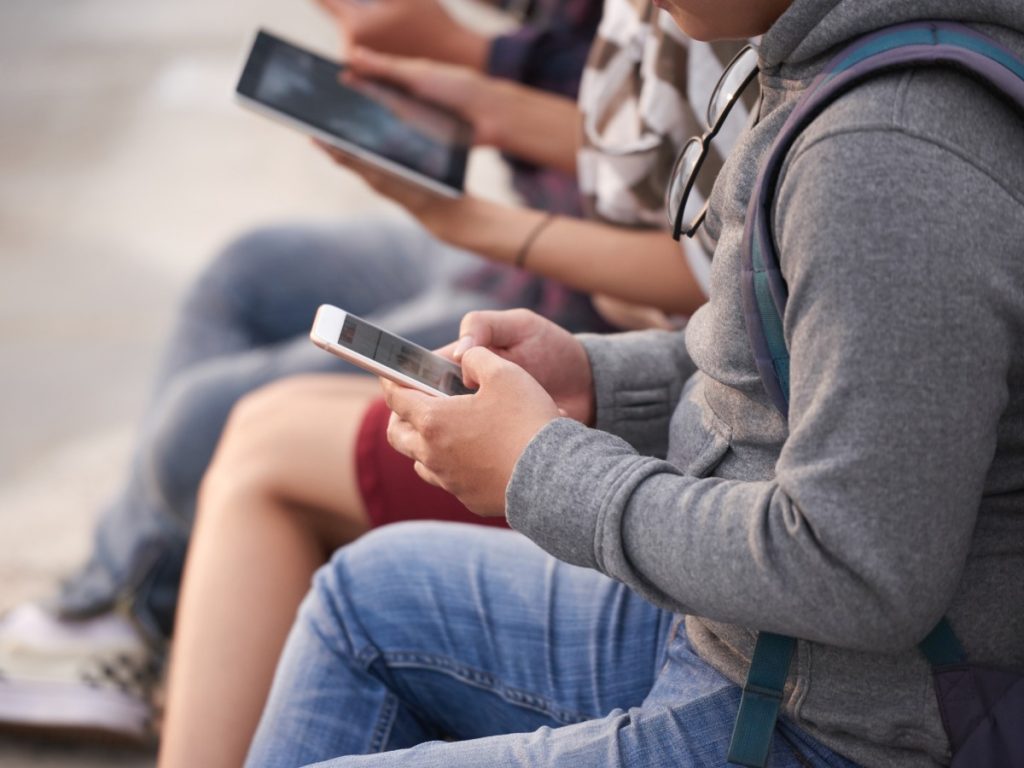 Australia amaneció con la prohibición de redes sociales para menores de 16 años, una medida que obliga a plataformas como TikTok e Instagram a cerrar miles de cuentas juveniles. Imagen/ Freepik