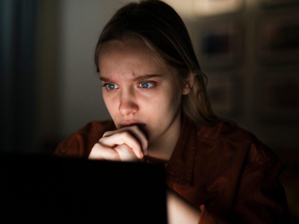 Padres y expertos en seguridad digital respaldan la nueva ley, mientras adolescentes y empresas tecnológicas cuestionan su efectividad y advierten sobre posibles impactos en la libertad digital. Imagen/ Freepik