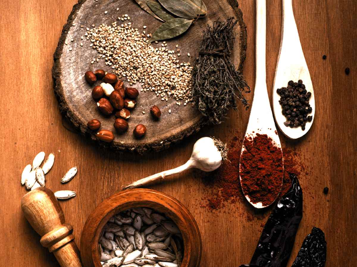 Relajo salvadoreño: la mezcla de especias que define el sabor de la Navidad, despierta la memoria familiar y da identidad a la cocina tradicional de Nochebuena.