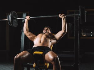 El press de banca requiere más que fuerza: técnica, supervisión y seguridad son esenciales para evitar accidentes graves en el entrenamiento.