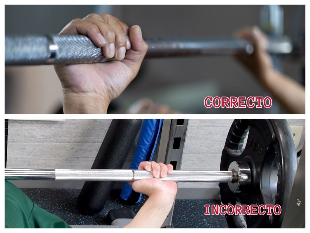 El agarre con pulgar (arriba) es clave para evitar que la barra resbale; el agarre sin pulgar (abajo) aumenta el riesgo de accidentes durante el press de banca.