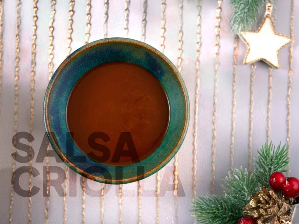 La salsa criolla, espesa y aromática, concentra el sabor del relajo y es la clave que define el carácter del pavo en Navidad.