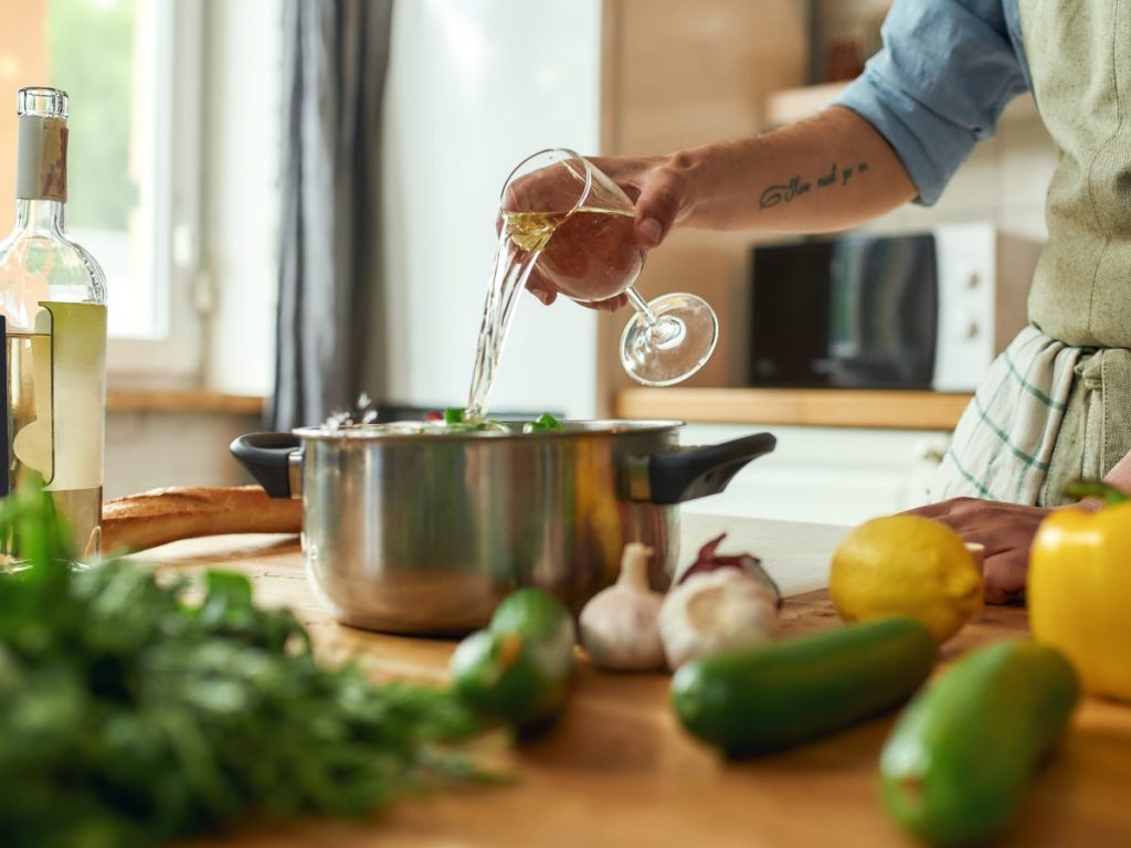 Preparar una buena salsa marca la diferencia: con vino, caldo y técnica, cualquier carne puede ganar profundidad de sabor y convertirse en protagonista del banquete.