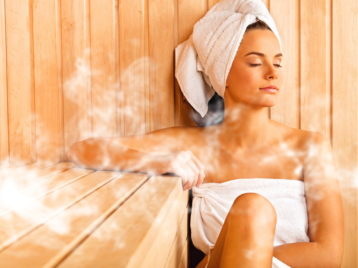 El calor controlado activa respuestas fisiológicas que mejoran la circulación, reducen el estrés y favorecen la salud cardiovascular cuando se practica de forma regular.