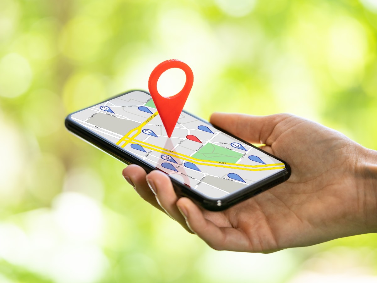 Compartir la ubicación en tiempo real refuerza el sentido de grupo entre jóvenes, generando seguridad y conexión entre amistades cercanas.