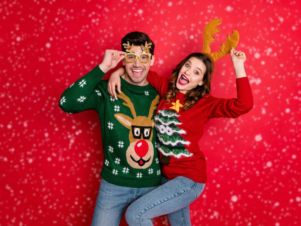 De prenda artesanal a símbolo festivo, el ugly sweater conecta memoria familiar, humor y una actitud relajada frente a las reglas tradicionales de la moda.
