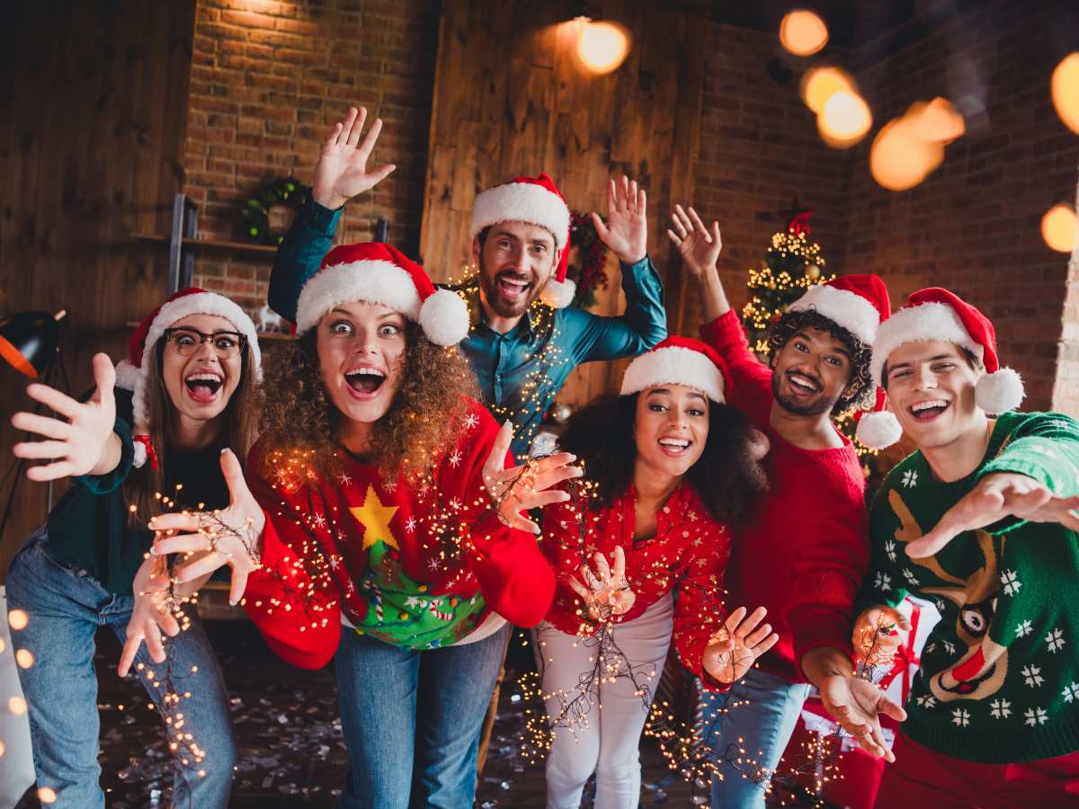 El ugly sweater celebra el exceso visual y la ironía, convirtiendo lo que antes era un error estético en una forma divertida de expresión personal.