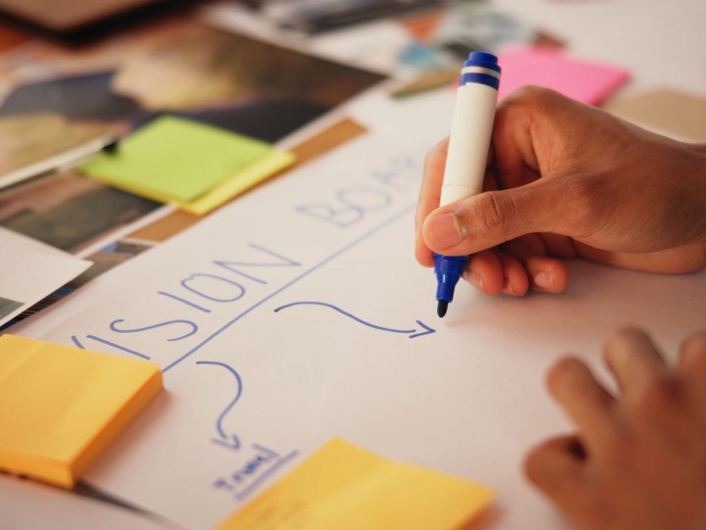 Un vision board empieza con claridad. Poner por escrito lo que querés lograr te ayuda a ordenar ideas y darle dirección real a tus próximos años.