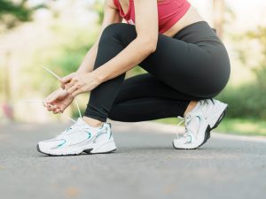 Una buena elección de calzado ayuda a prevenir dolores articulares y favorece una postura saludable al caminar.