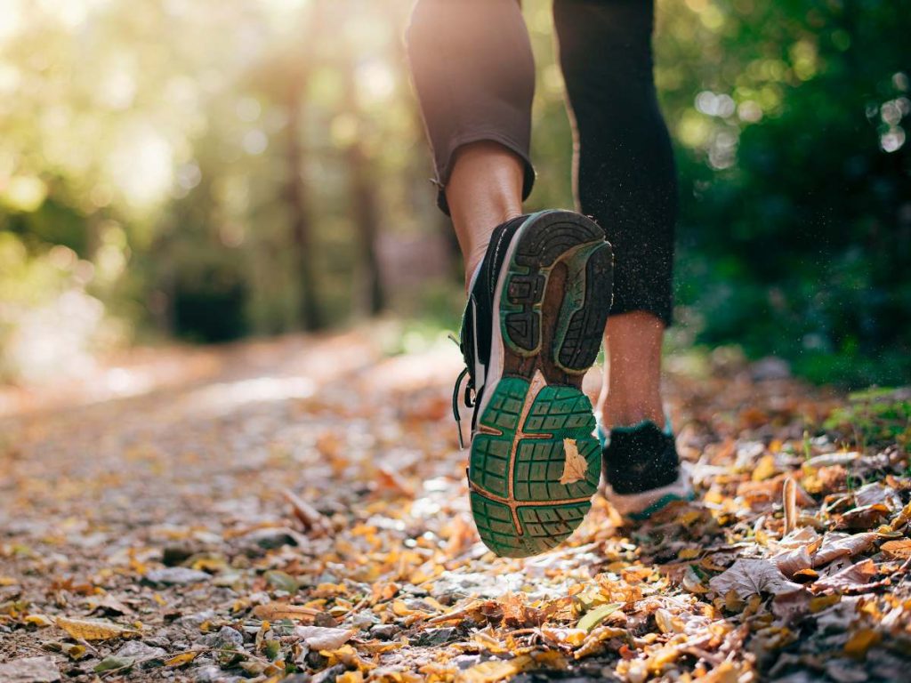 Demasiada amortiguación puede alterar la pisada y causar molestias en rodillas y tobillos, según especialistas.