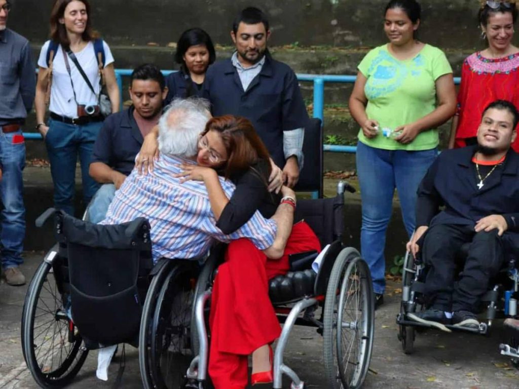 Wendy Caishpal se despide con gratitud de los representantes de la cooperación italiana durante el proyecto PODER, un momento de reconocimiento y afecto mutuo.