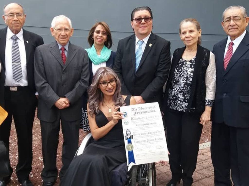 Wendy Caishpal en el día de su graduación como licenciada en Ciencias Jurídicas, acompañada por las máximas autoridades de la Universidad Panamericana.