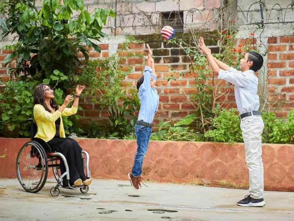 Wendy Caishpal comparte un momento de juego con sus hijos, Víctor Manuel y Gael Alessandro, reflejando el amor y la alegría que la impulsan cada día.