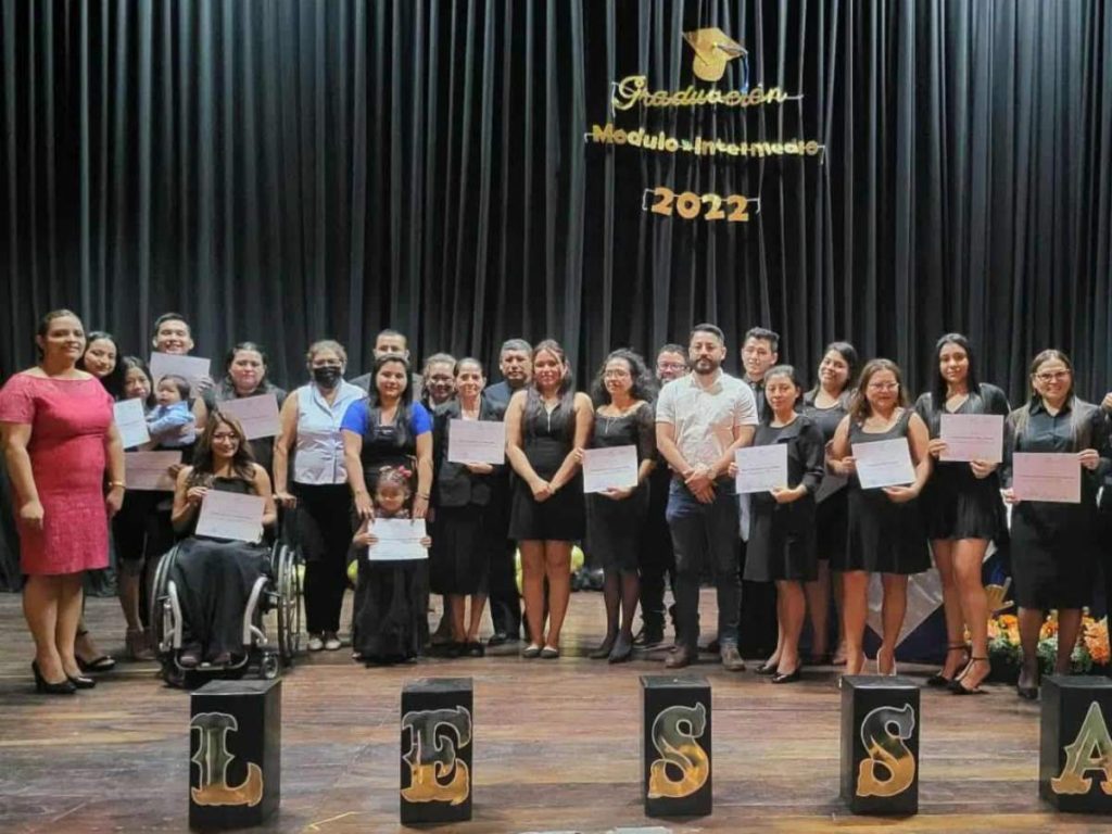 Wendy Caishpal (izquierda) en la graduación del tercer módulo del diplomado de lengua de señas, un proyecto que ella escribió, gestionó y ejecutó con Ahuachapán sin Barreras.