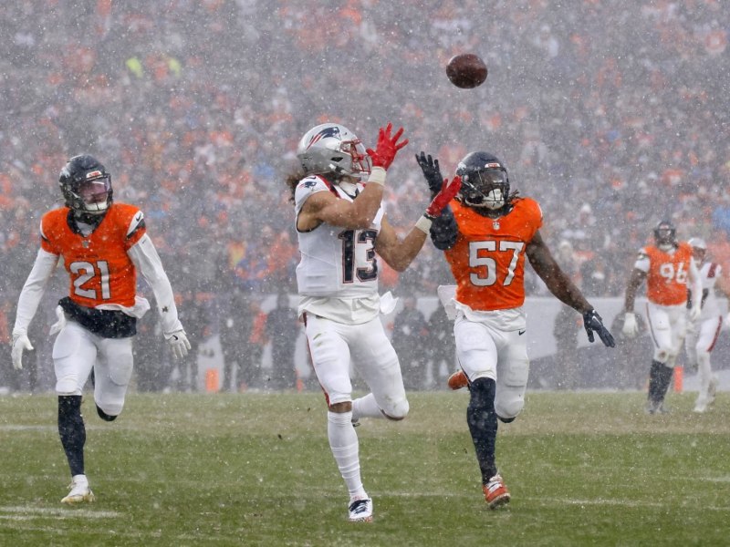 Las gélidas condiciones en Denver fueron parte de lo duro del duelo entre Broncos y Patriots. / Foto AFP