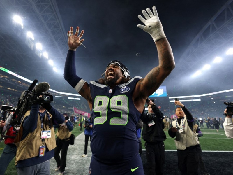 Leonard Williams, de los Seahawks de Seattle, celebra el triunfo sobre los San Francisco 49ers, el 16 de enero de 2026. / Foto AFP