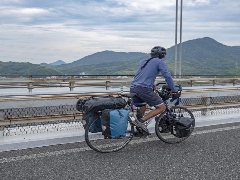 El cicloviajero salvadoreño pedalea por una ruta extranjera, como parte de su travesía de largo aliento por distintos países.