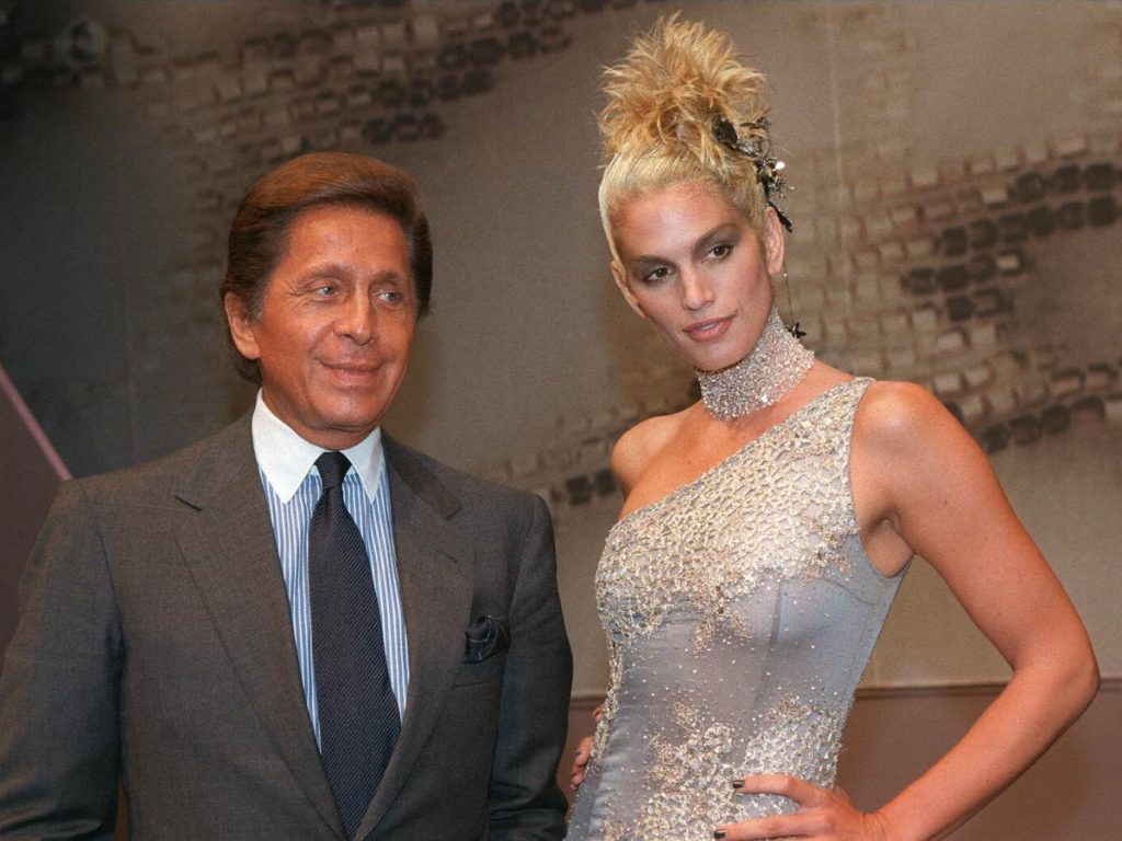 París, Francia. El diseñador italiano Valentino posa junto a la modelo Cindy Crawford antes de presentar su colección de alta costura Otoño/Invierno 1997/98. Foto AFP.