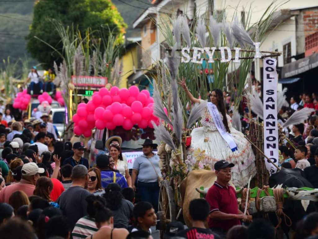 La carroza de la Reina de la Caña de Azúcar recorre las calles de Cojutepeque entre música, flores y una multitud que acompaña con orgullo las fiestas enerinas.