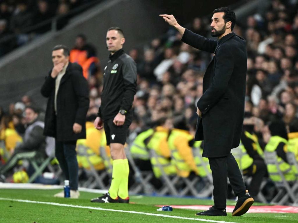 Álvaro Arbeloa observa el partido desde el banquillo del Santiago Bernabéu durante su debut liguero como técnico del Real Madrid, en una noche marcada por los silbidos y su respaldo público a Vinícius.