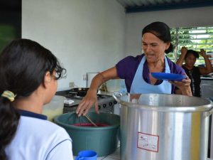 Dinero-y-negocios-alimentos-escuelas-el-salvador (1)