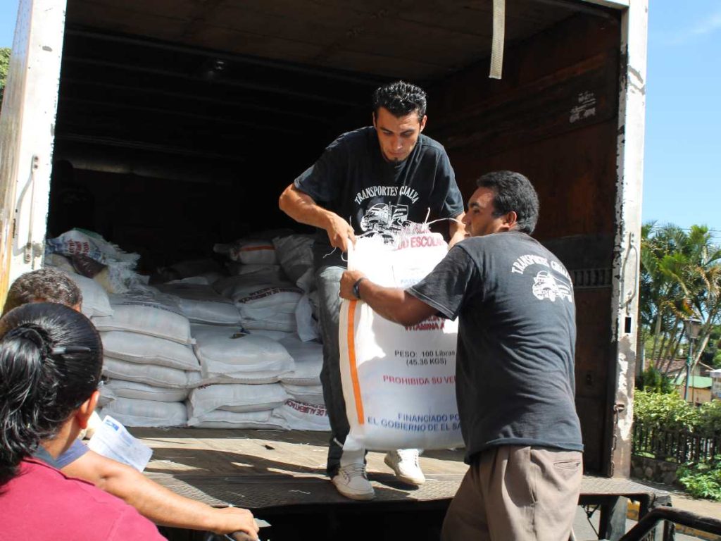 Estudiantes reciben refrigerio