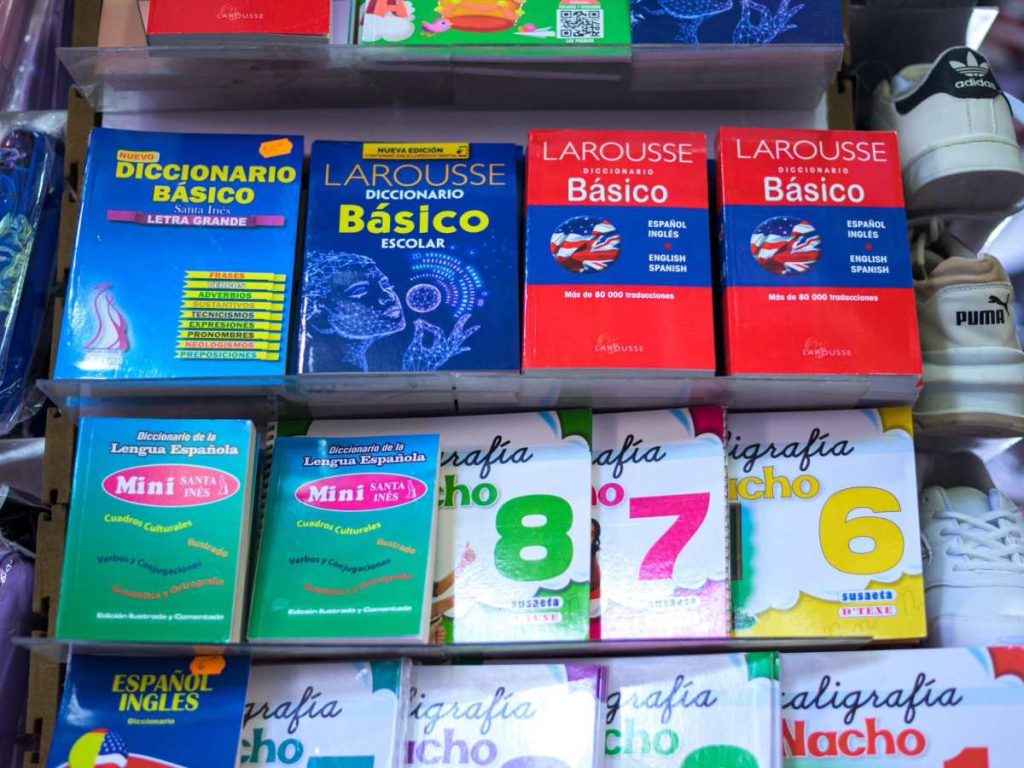 Puestos del Mercado Sagrado Corazón ofrecen variedad de cuadernos, colores y blocks a precios accesibles.