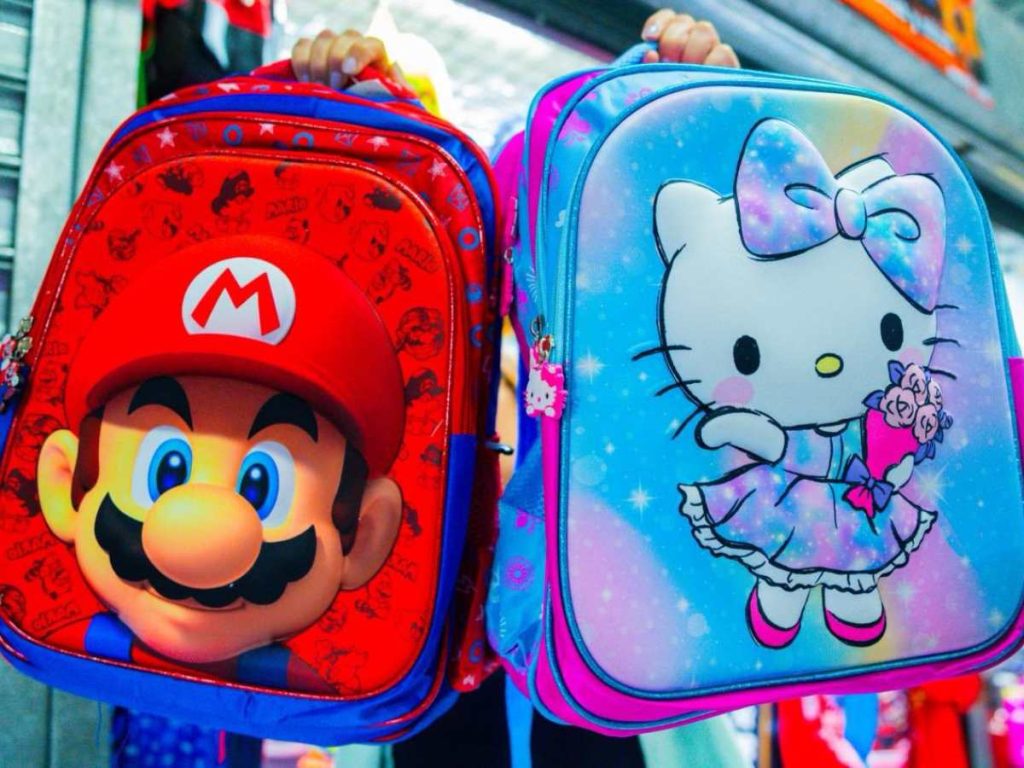 Padres recorren pasillos del mercado para surtir la lista escolar con tiempo.