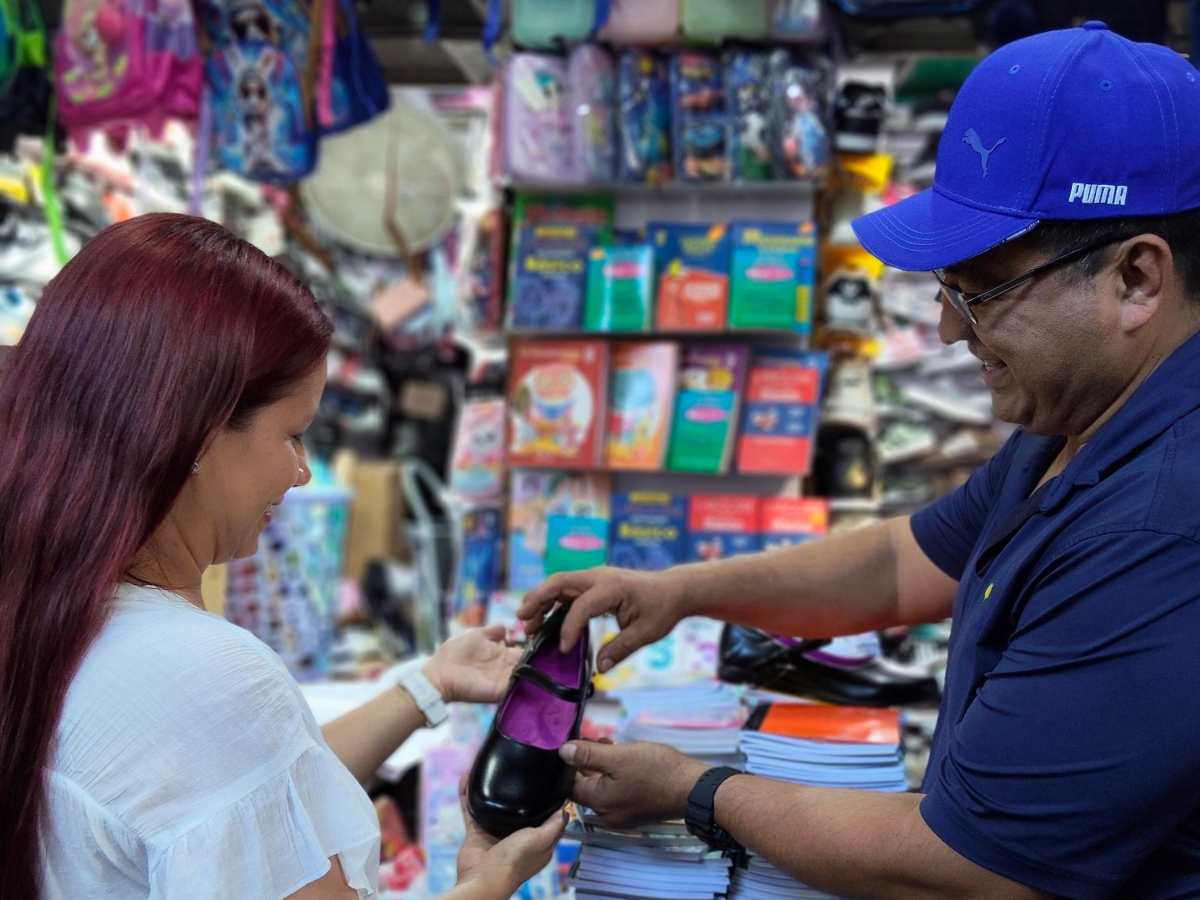 Familias adelantan compras en el Mercado Sagrado Corazón antes del regreso a clases 2026.